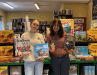 Studenten meisje toont spelen