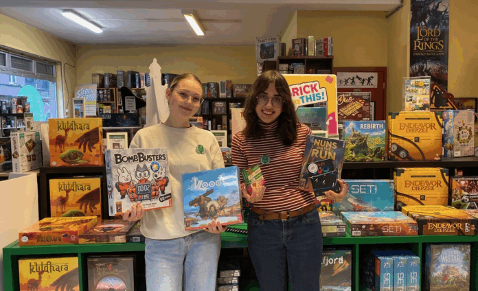 Studenten meisje toont spelen