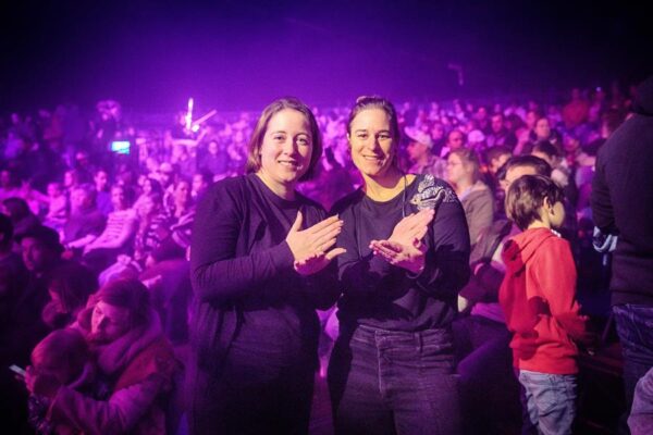 Unieke tolksamenwerking laat dove en slechthorende bezoekers dubbel genieten van Sint in de Piste 4 Unieke Tolkensamenwerking Sint in de Piste Dora Moens en Greet Coudijzer