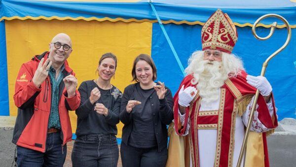 Unieke tolksamenwerking laat dove en slechthorende bezoekers dubbel genieten van Sint in de Piste 1 Unieke tolksamenwerking Sint In De Piste organisator Sint en doventolken