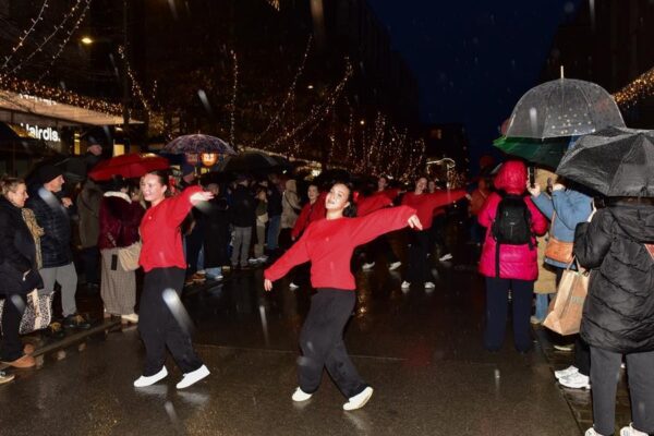 Hasselt verwelkomt de Kerstman in stijl met een natte, maar magische Santa Parade 2 Winterland Hasselt Dansschool Level Up