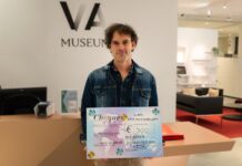 Hans De Backer uit Moerzeke wint ontwerpwedstrijd van comedygala Gouden Jefkes Hans De Backer met cheque