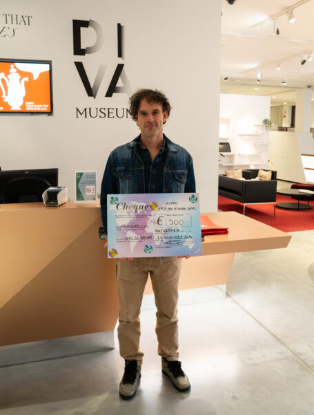 Hans De Backer met cheque uitgezoomd