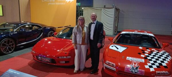 Interclassics Maastricht Dirk met zijn echtgenote tussen zijn wagens