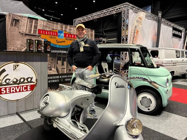 Interclassics Maastricht Maasmechelaar Mike Schiffeleers met Vespa V98 uit 1947