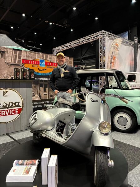Interclassics Maastricht Maasmechelaar Mike Schiffeleers met Vespa V98 uit 1947 met boeken