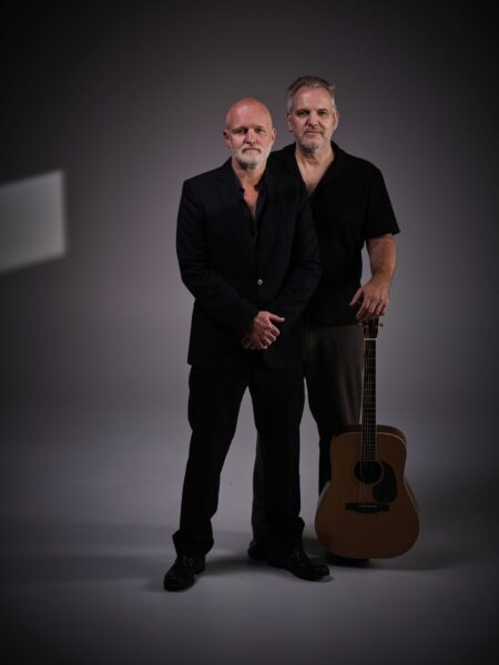 Kommil Foo rechtstaand met gitaar