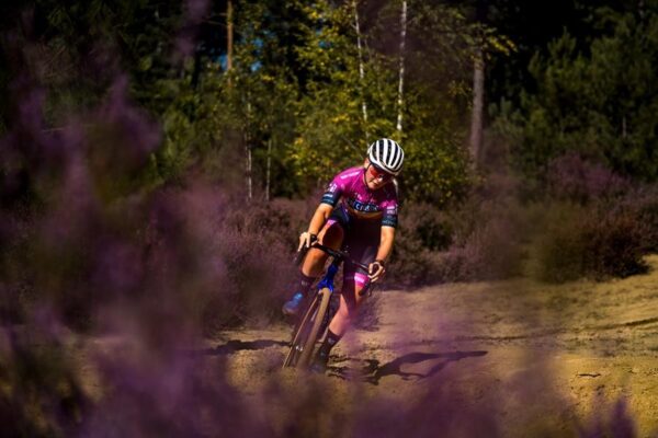 Lotte Baele in het zand neemt bocht