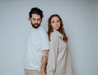 Midfall rug tegen rug staand