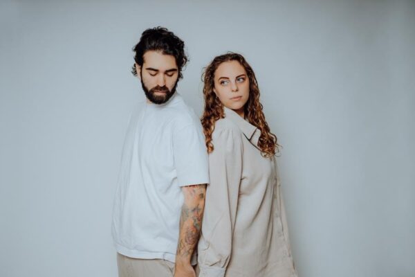 Midfall rug tegen rug staand