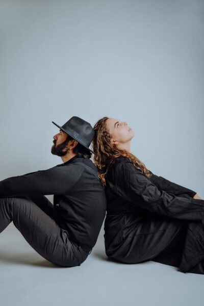 Midfall rug tegen rug zittend