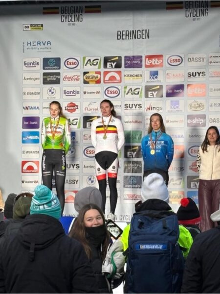 Sanne Laurijssen, Shanyl De Schoesitter en Xenna De Bruyckere podium BK met publiek