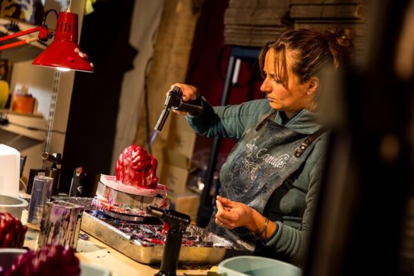 Winterland hasselt 2025 vrouw met bunzenbrander