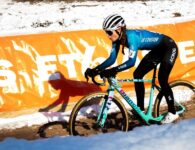 Zita Peeters oranje achtergrond