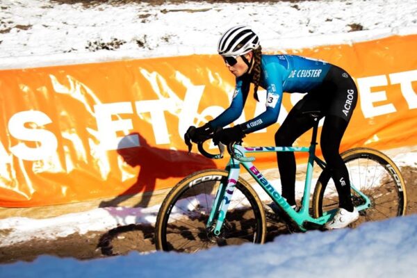 Zita Peeters oranje achtergrond