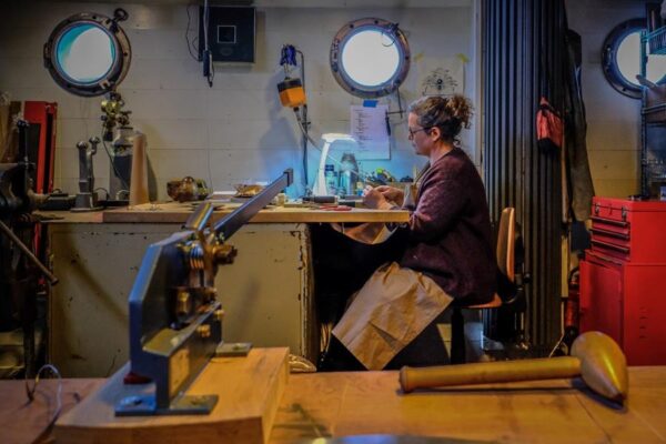 Annick Mertens Zilversmid uit Lier maakt awards Gouden Jefkes 1 Annick Mertens in atelier