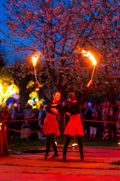 Bloesems Bilzen-Hoeselt Lumineus twee meisjes met fakkel