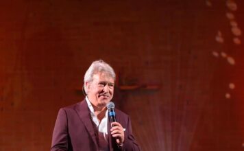 Garry Hagger staat alleen met piano in Fakkeltheater Garry Hagger in het mauve