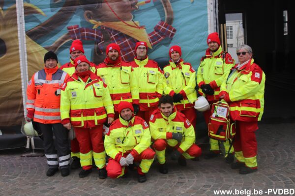 Aalst viert drie dagen en nachten carnaval en begint in de sneeuw 1 Aalst enkele vrijwilligers van het Rode kruis