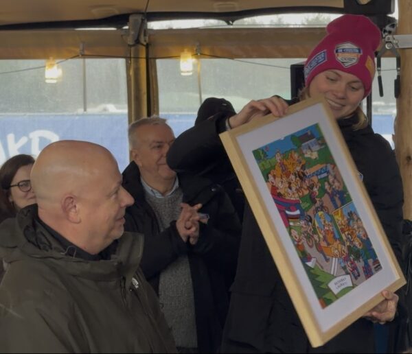 Laura Verdonschot krijgt bijzondere afscheidstekening van Lommelse illustrator 1 Laura Verdonschot met ingekaderde afscheidstekening