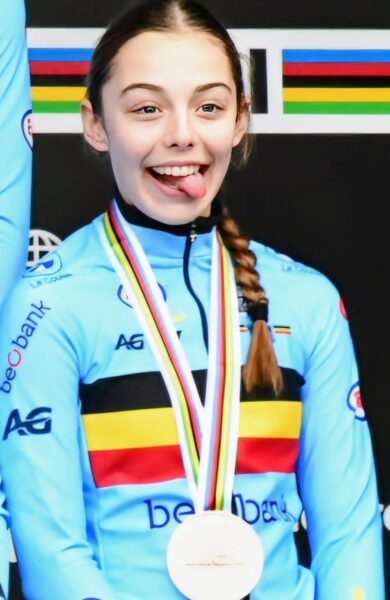 Zita Peeters pakt brons in de Team Relay op het WK veldrijden 2 Zita Peeters met WK medaille 2026