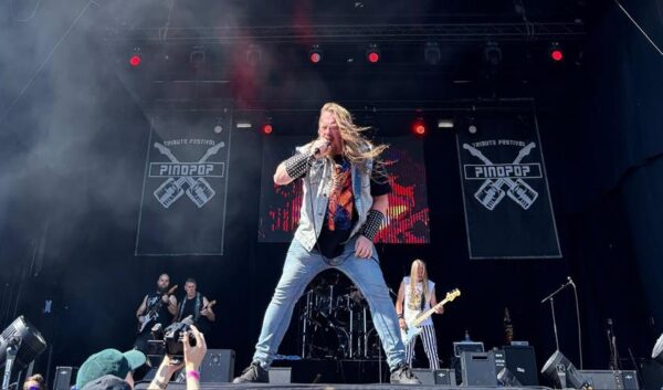 Alex Agnew eert The Doors op grootste tributefestival van België 1 Alex Agnew Pinopop sfeerbeeld podium 2025