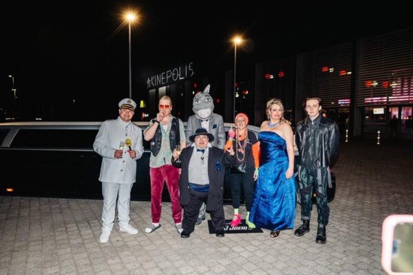 Documentaire over Kamping Kitsch Club beleeft wereldpremière in Kortrijk en komt deze zomer op nationale televisie 1 Documentaire Kamping Kitch Club deelnemers