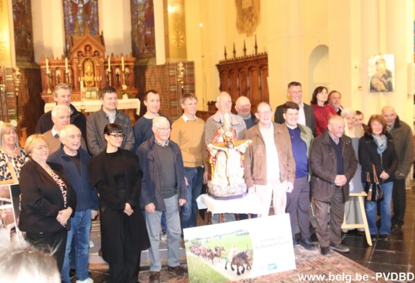 Beeld H. Drievuldigheidsprocessie enkele medewerkers