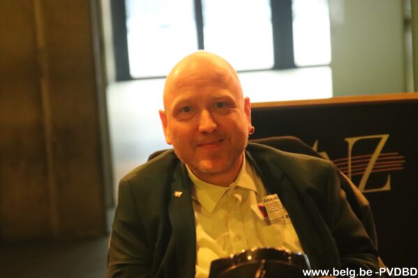 Vlaams Nationaal Zangfeest een aandachtige toehoorder