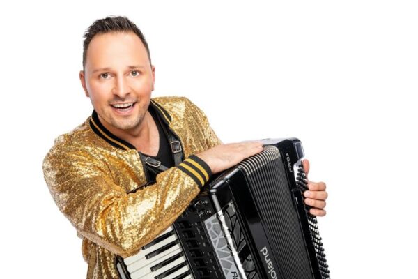 Johan Veugelers met accordeon en goukleurige vest
