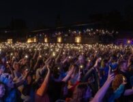 Vicaris Village sfeerbeeld 's avonds