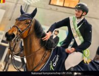 Xander Lambrechts fier poserend met zijn troffee